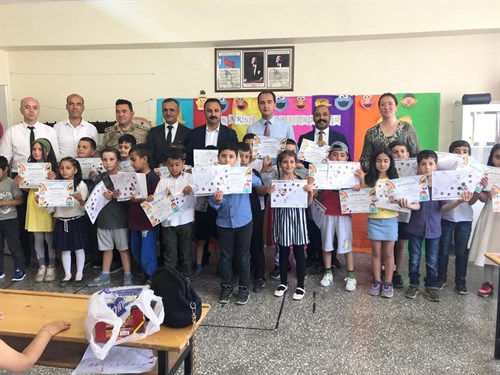 Kaymakamımız Belediye Başkanımızla Birlikte Mutki Atatürk İlkokulunda Öğrencilerimizin Karne Sevincine Ortak Oldu